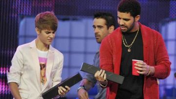 Smoking blanc veste portée par Justin Bieber à la MuchMusic Awards en 2011