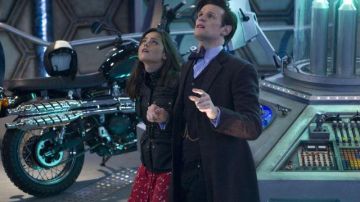 Rouge Robe à fleurs portées par Clara (Jenna Coleman) comme vu dans Doctor Who (S07)