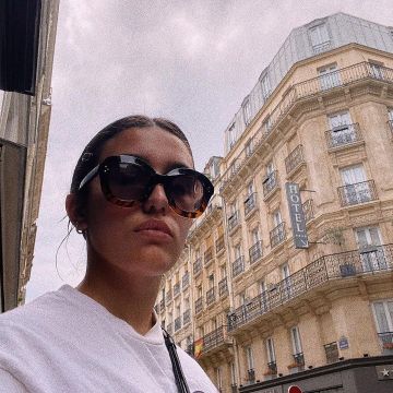 Las gafas de sol marrones de Mayadorable en su cuenta de Instagram @mayadorable