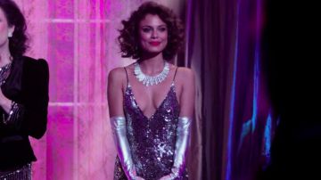 Vestido plateado de Cristal Flores Carrington (Nathalie Kelley) en el Carrington Charity Ball en Dynasty S01E03