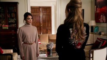 El vestido de suéter marrón usado por Cristal Flores (Nathalie Kelley) en la serie Dinastía (Temporada 1 Episodio 15)