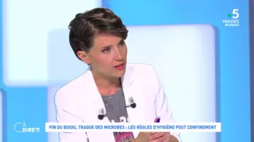 The blazer right-buttoned ecru Mélanie Taravant in C to tell the 05.06.2020
