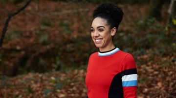 Coopérative de bloc de Couleur Rouge Cavalier porté par Bill Potts (Pearl Mackie) comme vu dans Doctor Who (S10E10)