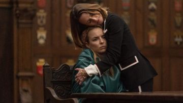 Double bague en or portés par Hélène (Camille Cottin) dans le Meurtre de Veille (S03E07)