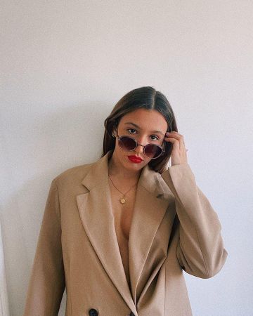 La gabardina beige clara de Maya en su cuenta de Instagram @mayadorable