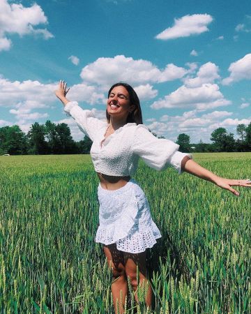 La jupe blanche brodée de Maya sur son compte Instagram @mayadorable
