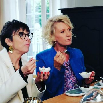 The top printed Sophie Davant on his account Instagram @sophie_davant