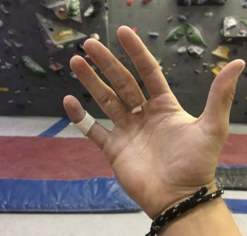 El brazalete de cuerda negra que lleva Rudy Pankow en Instagram