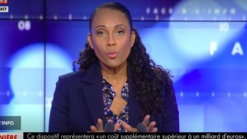 Camisa azul marino de Christine Kelly con estampado floral en Face à l'Info en CNews el 04.06.2020