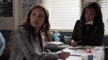 La chaqueta blazer a cuadros gris y negra usada por Jessica Davis (Alisha Boe) en la serie 13 Reasons Why (Temporada 4 Episodio 2)