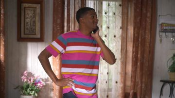 Camiseta a rayas multicolor hufónica usada por Jamal Turner (Brett Gray) como se ve en los atuendos de On My Block (Temporada 3 Episodio 6)