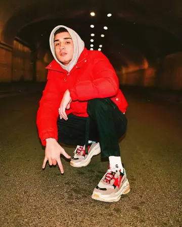 Sneakers Balenciaga Triple S worn by Capo Plaza on his account Instagram @capoplaza