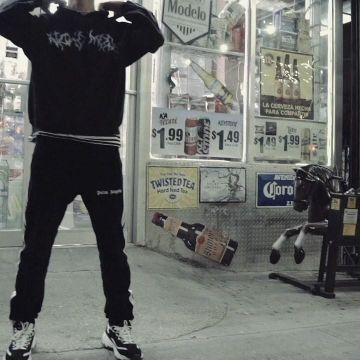 The jogging pants Palm Angels in contrasting stripes of the Capo Plaza on his account Instagram @capoplaza