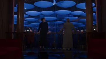 La robe col roulé noir portée par Carolyn Martens (Fiona Shaw) dans Killing Eve (S03E08)