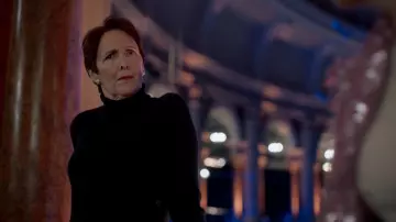 Les petites créoles portées par Carolyn Martens (Fiona Shaw) dans Killing Eve (S03E08)