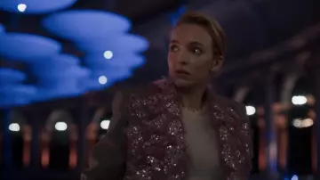 Le pull beige en maille fine porté par Villanelle (Jodie Comer) dans Killing Eve (S03E08)