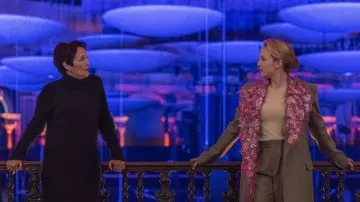 Le pantalon de costume porté par Villanelle (Jodie Comer) dans Killing Eve (S03E08)