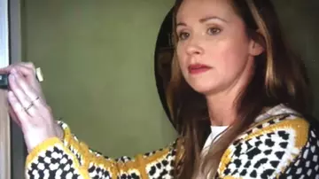 The vest with geometric pattern Mango worn by Sophie Ferjani in House for sale