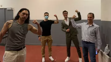 The cargo pants beige worn by Sam in the last issue of Koh Lanta 2020