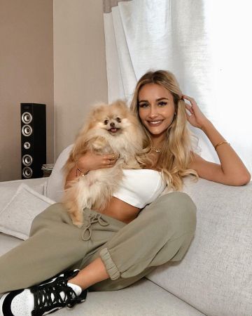 El jogging caqui que lleva Sweetness en su cuenta de Instagram @mariine_mtz