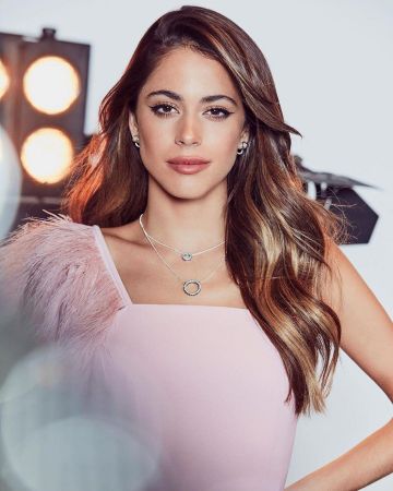 Pandora Dames Logo Collier en Argent sterling 925 Pendentif porté par TINI sur son Instagram account @tinistoessel