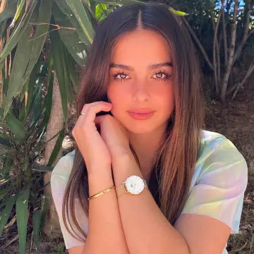 Le crop top pastel Heart of Swim porté par Addison Rae sur son compte Instagram @addisonraee