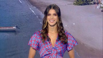 The long dress is printed to form Iris Mittenaere in the loto Draw