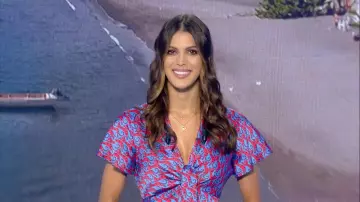 La robe longue imprimée à nouer de Iris Mittenaere dans Tirage du loto
