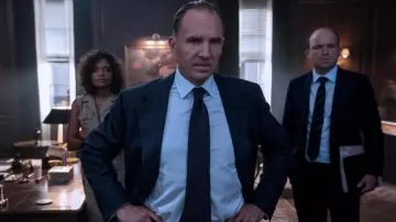 Traje de negocios azul marino usado por M (Ralph Fiennes) en No Time to Die