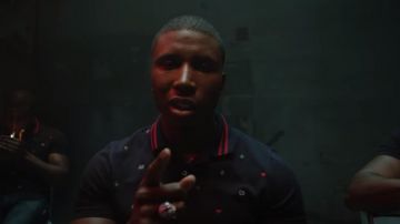 The polo shirt navy blue with embroidered detail Gucci worn by Bosh in her video clip Lonely