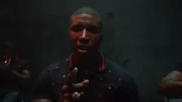 The polo shirt navy blue with embroidered detail Gucci worn by Bosh in her video clip Lonely