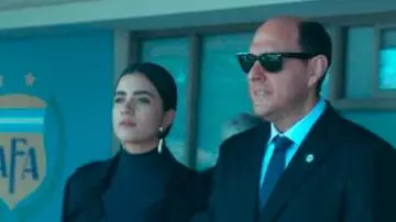 Las gafas de sol Wayfarer Ray-Ban de Sergio Jadue (Andrés Parra) en El Presidente (S01)