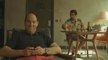 El polo azul marino de Sergio Jadue (Andrés Parra) en El Presidente (Temporada 1)