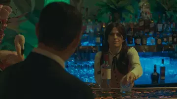 Chaqueta rosa sin mangas de Rosario (Karla Souza) en El Presidente (Temporada 1)