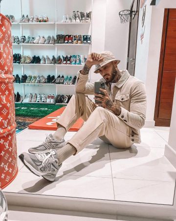 The pair of Nike Jordan 6 retro Travis Scott Thibault Garcia on his account Instagram @thibaultgarcia