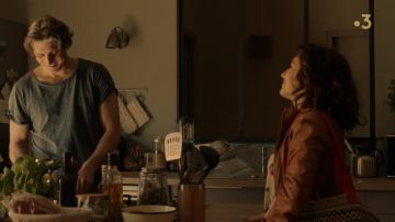 The beach bag pattern with ethnic worn by Alice Marchal (Sarah-Cheyenne) in Tandem (S04E04)