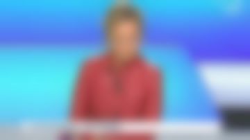 Abrigo de cuero de caoba de medio largo de Caroline Roux en C dans l'air el 08.06.2020