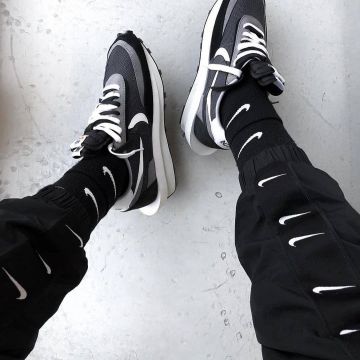 Nike pantalon avec Swoosh sur les côtés sur l'Instagram compte de @lsdls_outfit