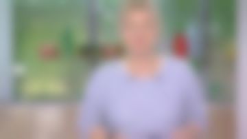 Suéter de cuello redondo y mangas raglan de Anne-Élisabeth Lemoine en C à Vous el 08.06.2020