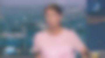 Le t-shirt à empiècements contrastants rose de Carole Gaessler dans 19/20 Journal de France 3 le 08.06.2020