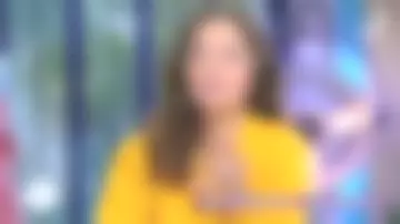 The cardigan fleece yellow worn by Marion Ruggieri in C You 08.06.2020