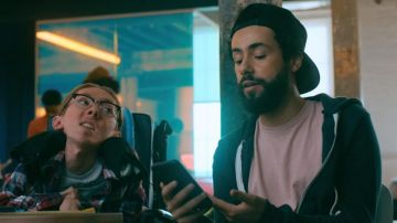 The pink t-shirt of Ramy (Ramy Youssef) in Ramy (S01E01)