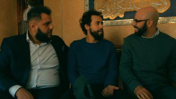 The blue sweater Ramy (Ramy Youssef) in Ramy (S01E01)