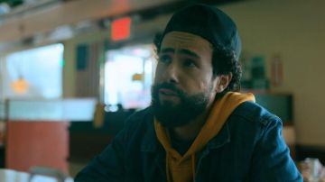 The sweatshirt yellow oversize yellow Nike Ramy (Ramy Youssef) in Ramy (S01E02)