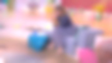 Falda midi plisada con estampado de lunares azul marino de Faustine Bollaert en It Starts Today 09.06.2020