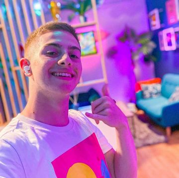 The headphones Air pods, Pro worn by Michou on his account Instagram @michou_yt 