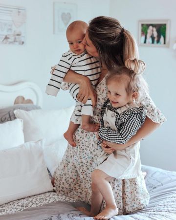 The dress with a floral print worn by Mary on her account Instagram @healthylifemary