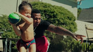 The tracksuit pants Palm Angels in red worn by Moneybagg Yo in her video clip Cold Shoulder