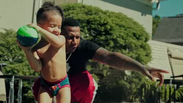 Le pantalon de survêtement Palm Angels en rouge porté par Moneybagg Yo dans son clip Cold Shoulder