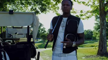 La ceinture Louis Vuitton Initials Shape portée par Moneybagg Yo dans son clip Cold Shoulder